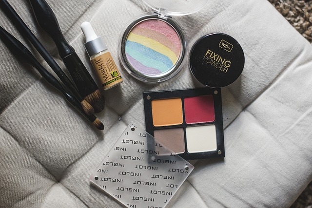 Co najpierw rozświetlacz czy puder? Co najpierw rozświetlacz czy puder?